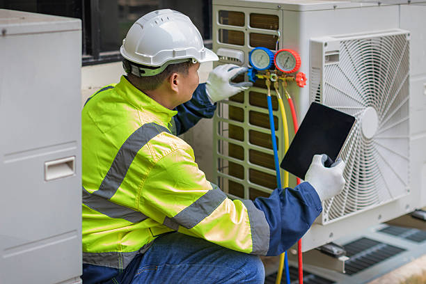 Professional Hvac technician working in Hollywood, FL